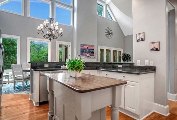 Ferienhaus, Mehrere Betten, Küche, Poolblick (64 Lawton Road) | Innenbereich