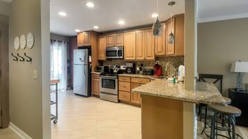 Biệt thự, nhiều giường, sân hiên, quang cảnh bãi biển (203 Twin Oaks) | Bếp riêng | Dụng cụ pha cà phê/trà, bàn ăn