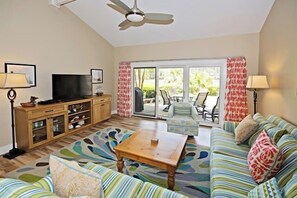 วิลล่า, เตียงคิงไซส์ 1 เตียง และโซฟาเบด, ห้องครัว, วิวสวน (259 Stoney Creek Villa) | บริเวณนั่งเล่น | ทีวีจอแบน 42 นิ้ว พร้อมช่องดิจิตอล