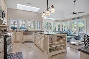 Maison, plusieurs lits, cuisine, vue piscine (106 Baynard Cove) | Cuisine privée | Cafetière/bouilloire, tables à manger