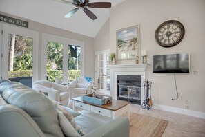 Casa, várias camas, cozinha, vista para a piscina (106 Baynard Cove) | Área de estar | TV de tela plana 42 polegadas com canais digitais