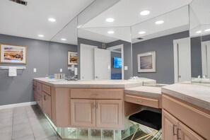 Villa, meerdere bedden, keuken, uitzicht op strand (303 Turtle Lane) | Badkamer | Handdoeken