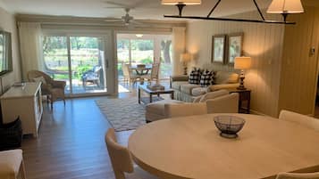 Villa, Mehrere Betten, Küche, Blick auf den Golfplatz (66 Fairway Lane) | Wohnbereich | 42-Zoll-Flachbildfernseher mit Digitalempfang