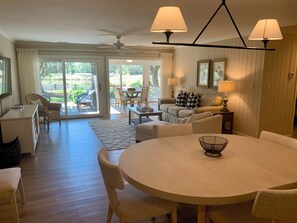 Villa, meerdere bedden, keuken, uitzicht op golfbaan (66 Fairway Lane) | Woonruimte | Een 42-inch flatscreentelevisie met digitale zenders