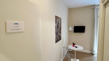 Camera Deluxe con letto matrimoniale o 2 letti singoli | Una scrivania, postazione laptop, Wi-Fi gratuito