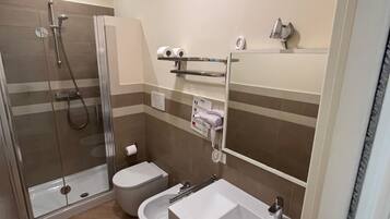 Doccia, asciugacapelli, asciugamani, sapone