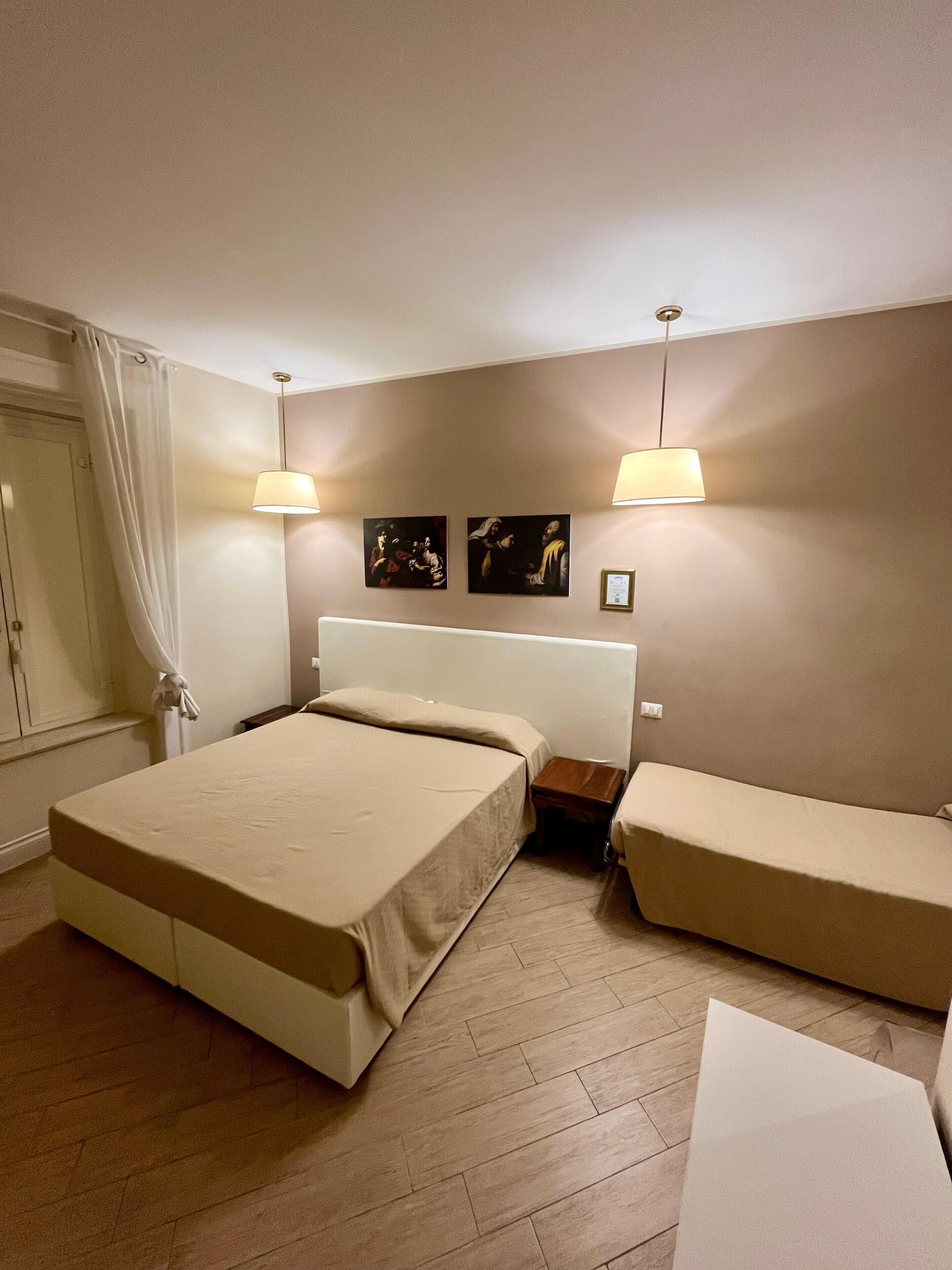 Habitación triple Deluxe, baño en la habitación | Ropa de cama de alta calidad y escritorio 