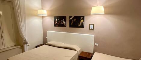 豪華三人房, 獨立浴室 | 高級寢具、書桌、手提電腦工作空間、免費 Wi-Fi