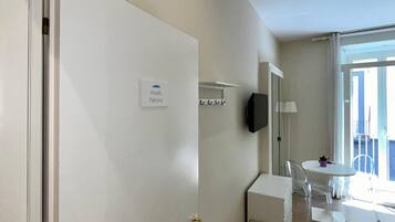 Camera Deluxe con letto matrimoniale o 2 letti singoli | Una scrivania, postazione laptop, Wi-Fi gratuito