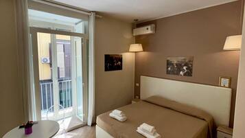 Camera Deluxe con letto matrimoniale o 2 letti singoli | Una scrivania, postazione laptop, Wi-Fi gratuito