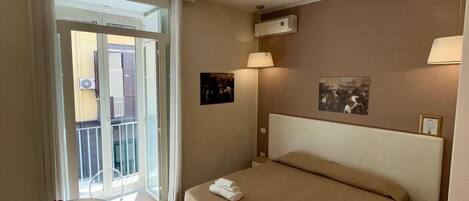 Deluxe kamer, 1 twee- of 2 eenpersoonsbedden | Een bureau, een laptopwerkplek, gratis wifi