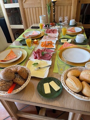 Free daily continental breakfast - Hotel Villa Vital (Munster im Heidekreis)
