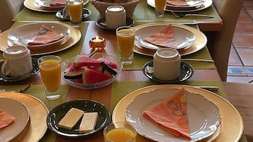 Tägliches inbegriffenes kontinentales Frühstück