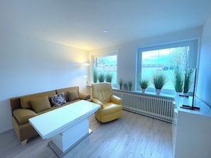 Suite estudio Deluxe, 1 cama de matrimonio con sofá cama, ducha adaptada, planta baja | Caja fuerte, wifi gratis, ropa de cama