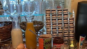 Un buffet de petit-déjeuner proposant une variété d’aliments et d’accompagnements.
