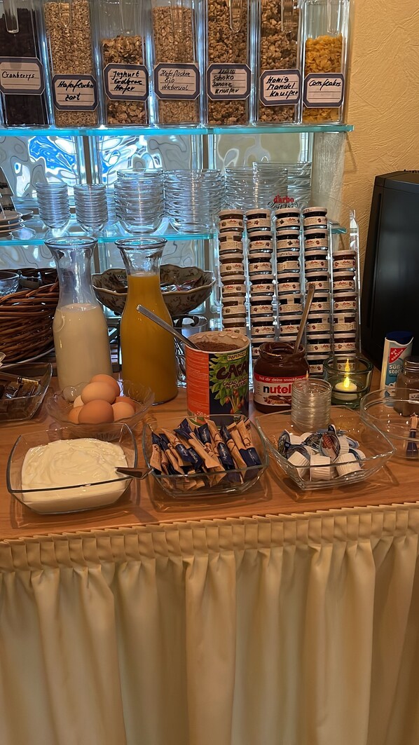 Un bufé de desayuno con diversas opciones de comida y salsas.
