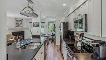 Coffee/tea maker, fridge, microwave, oven