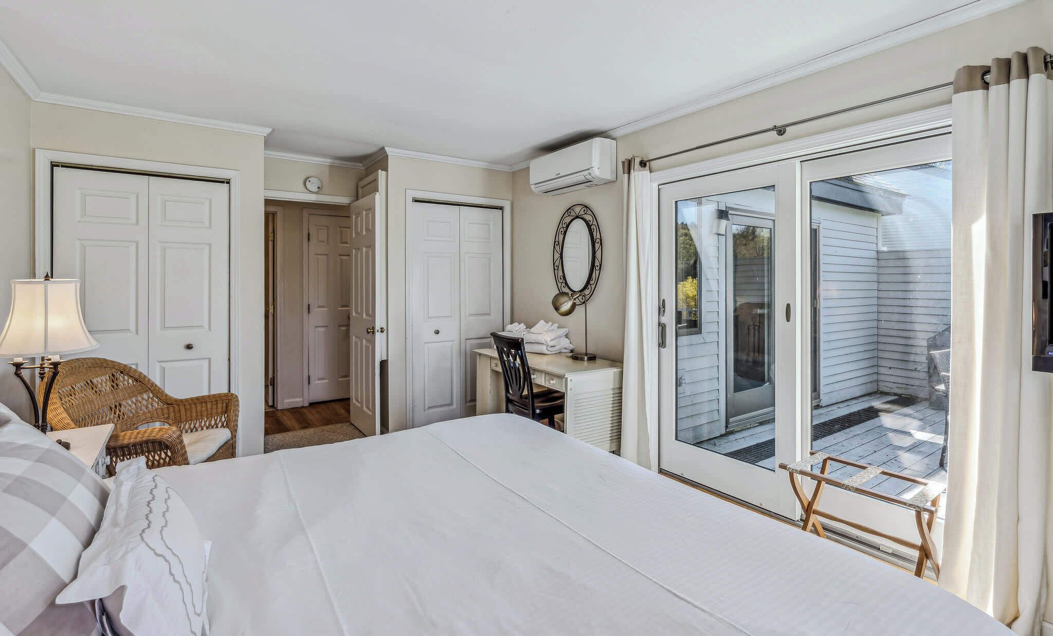 4 bedrooms, desk, iron/ironing board, WiFi