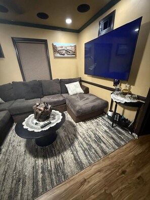 TV connectée, jeux vidéo, livres