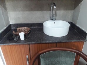 Shower, free toiletries, bathrobes, slippers - GreenHaven Siaya Cottages (Siaya)
