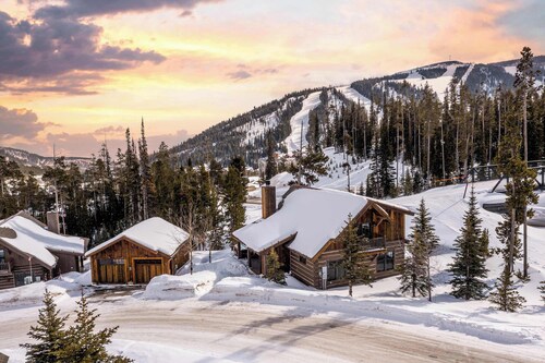 *New Listing* Luxury Cabin with Ski-In/Ski-Out w/ Spa