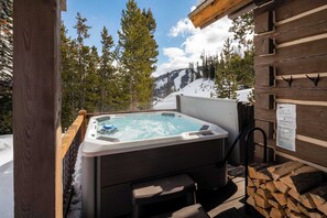 Outdoor spa tub - *New Listing* Luxury Cabin with Ski-In/Ski-Out w/ Spa (Big Sky)
