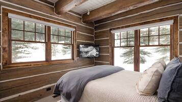 3 bedrooms, desk, iron/ironing board, WiFi