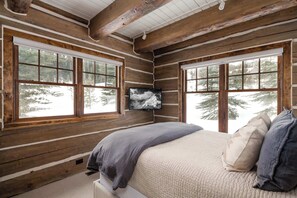 3 bedrooms, desk, iron/ironing board, WiFi - *New Listing* Luxury Cabin with Ski-In/Ski-Out w/ Spa (Big Sky)