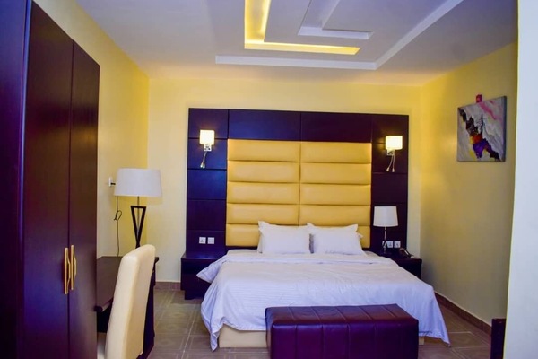Royal Room | Desk, laptop workspace, WiFi (free)