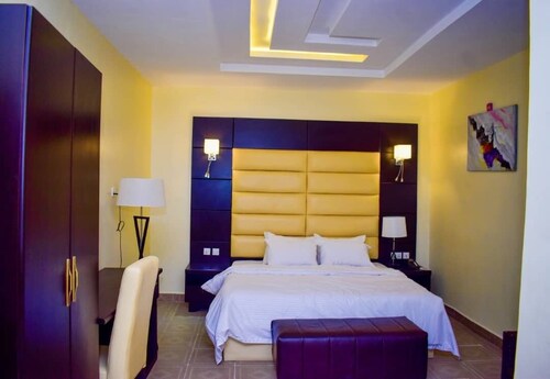 MAINSTAY LUXURY APARTMENTS