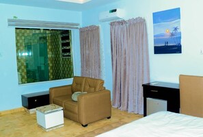 Signature Room | Desk, laptop workspace, free WiFi - MAINSTAY LUXURY APARTMENTS (Kwara)