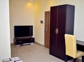 Desk, laptop workspace, free WiFi - MAINSTAY LUXURY APARTMENTS (Kwara)