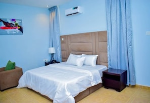 Desk, laptop workspace, free WiFi - MAINSTAY LUXURY APARTMENTS (Kwara)