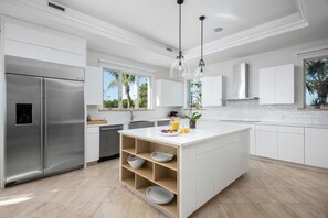 Private kitchen - Luxury 7BR Beachfront Villa, Pool, Hot Tub, Gym & Games – Long Bay (Providenciales)