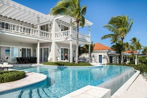 Pool - Luxury 7BR Beachfront Villa, Pool, Hot Tub, Gym & Games – Long Bay (Providenciales)