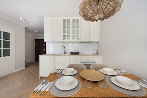 Appartement (20A) | Repas dans la chambre