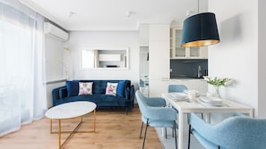 Apartament (30A) | Yksityinen keittiö | Jääkaappi, liesi, vedenkeitin, keittoastiat/astiat/ruokailuvälineet