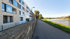 Vista frontal de la propiedad