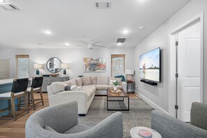 Televisor intel·ligent i futbolí 