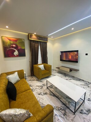 Smart TV - Self Check-In Apts near Airport, Luxury & Modern M02a (Lagos)