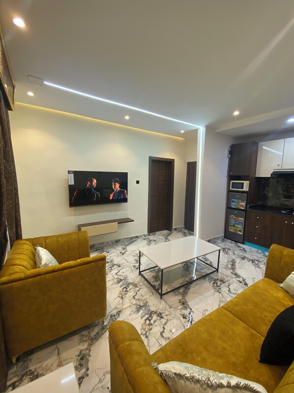 Smart TV - Self Check-In Apts near Airport, Luxury & Modern M02a (Lagos)