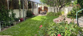 Serene Private Garden Suite in Historic Home near UNM, Hospitals, NM United