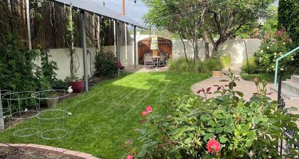 Serene Private Garden Suite in Historic Home near UNM, Hospitals, NM United