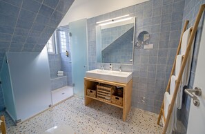 Family Triple Room, Sea View | Bathroom | Shower, hair dryer, towels, shampoo - Boomerang d O Século (Mafra)