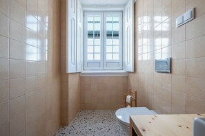 Classic Twin Room | Bathroom | Shower, hair dryer, towels, shampoo