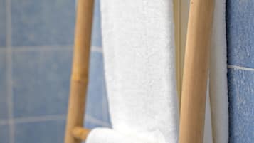 Family Triple Room, Sea View | Bathroom | Shower, hair dryer, towels, shampoo