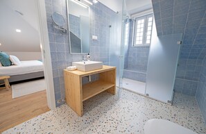 Quarto duplo clássico | Banheiro | Chuveiro, secador de cabelo, toalhas de banho, shampoo