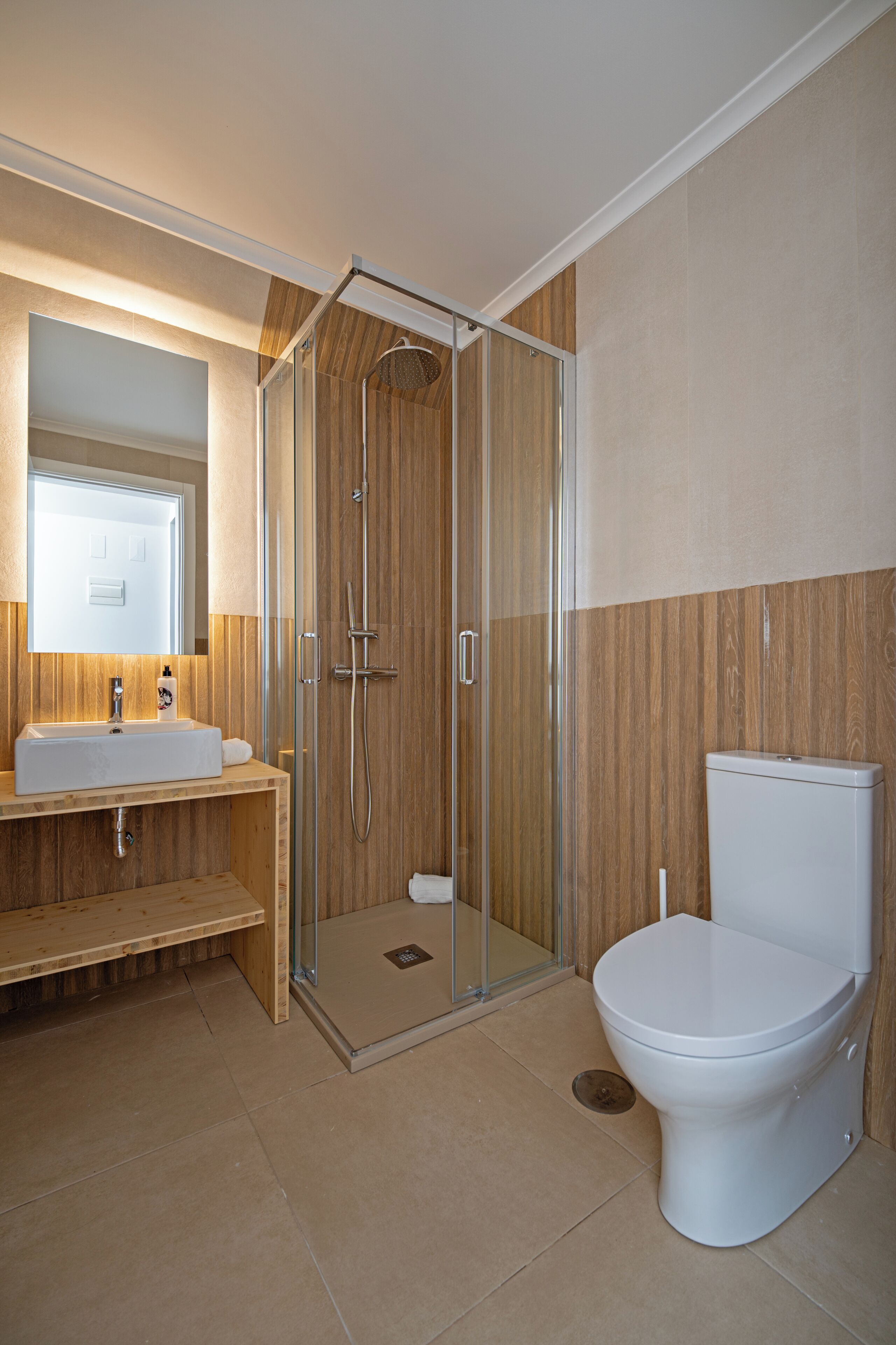 Habitación Confort con 1 cama doble o 2 individuales, balcón, vistas al mar | Baño | Ducha, secador de pelo, toallas y champú