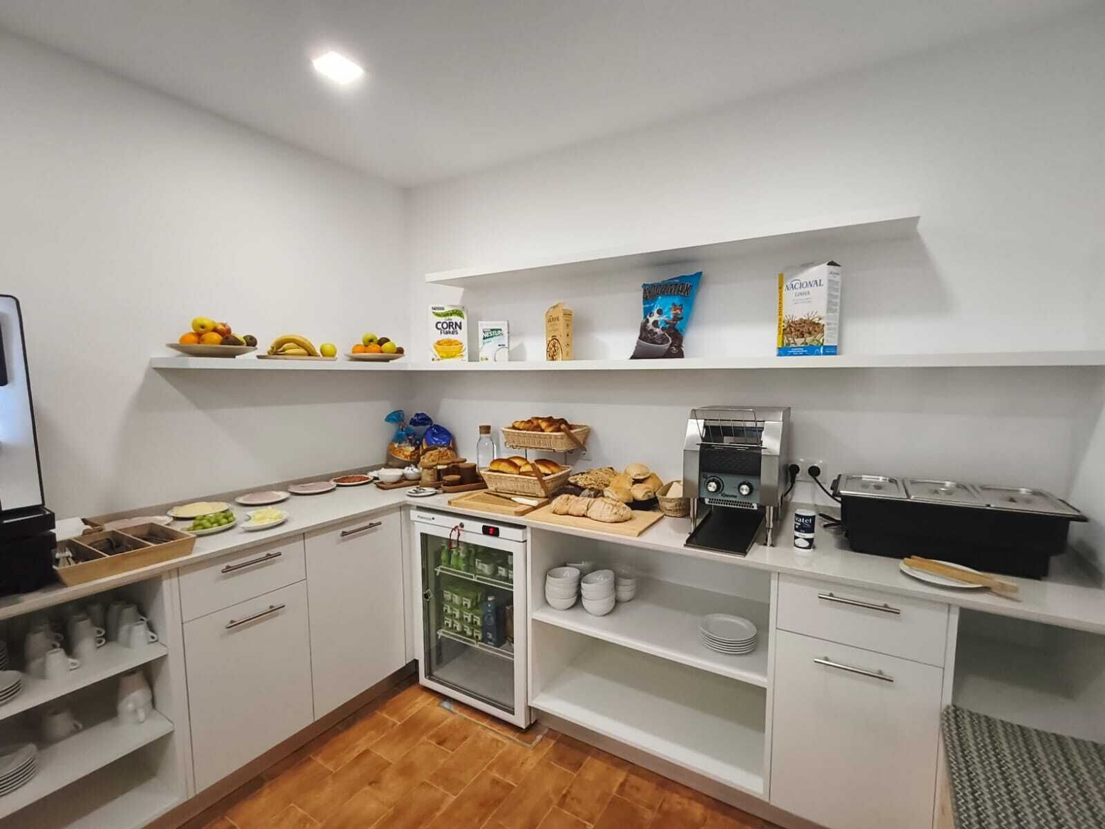 Café da manhã com buffet grátis todos os dias