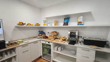 Café da manhã com buffet grátis todos os dias